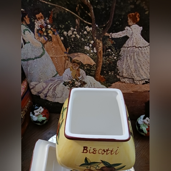 🏕🍎Vintage Biscotti🍪COOKIE JAR 🍱 VERY PRETTY,HAND PAINTED Ceramic. - Picture 8 of 11